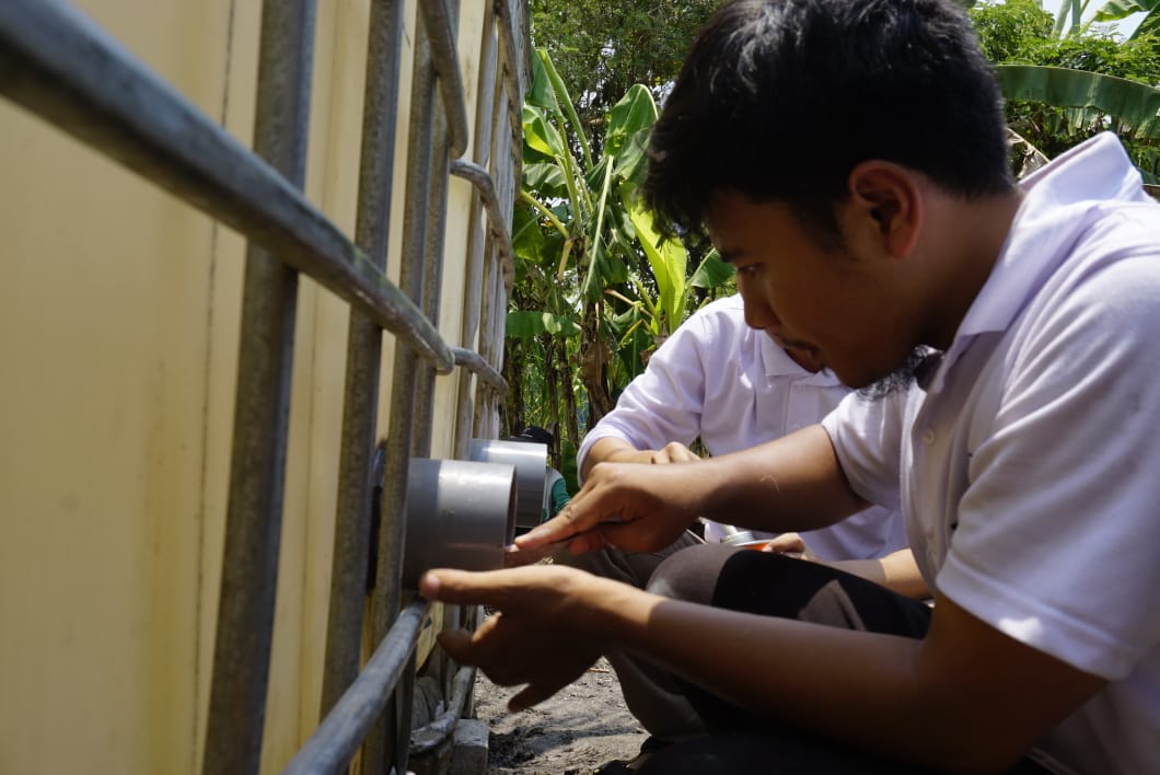 Instalasi Perdana Reaktor Biogas di Dukuh Guito