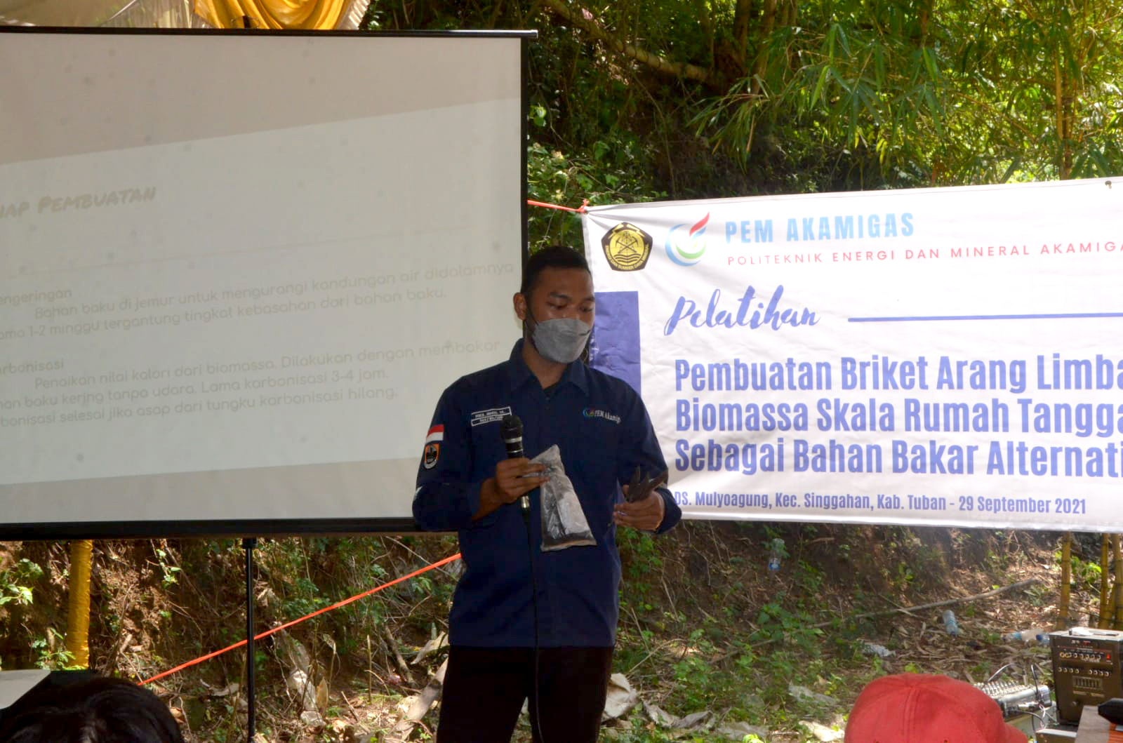 PEM Akamigas Mengenalkan Briket untuk Warga Mulyoagung, Tuban