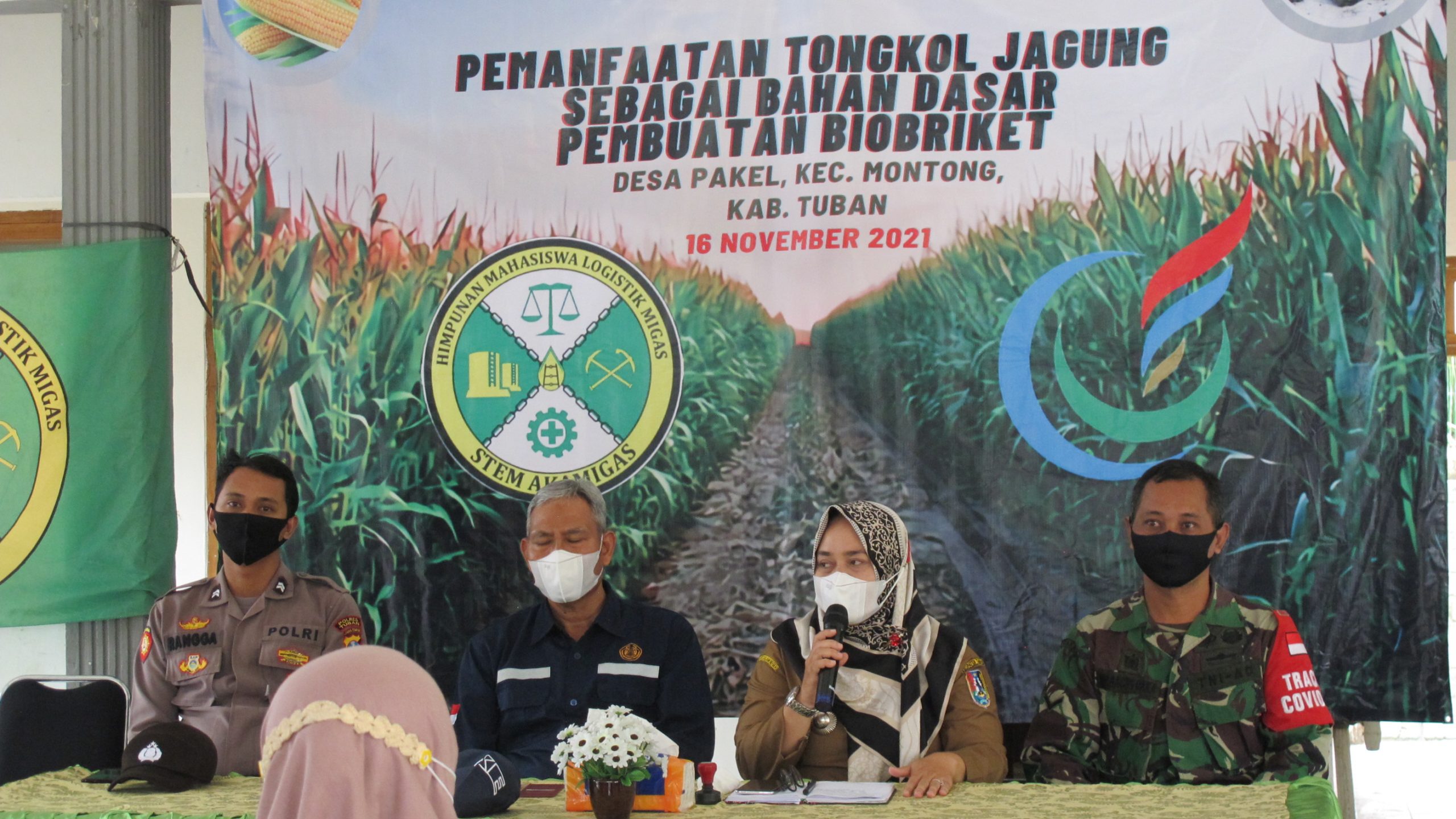 PEM Akamigas Kenalkan Briket Tongkol Jagung untuk Warga Desa Pakel, Tuban