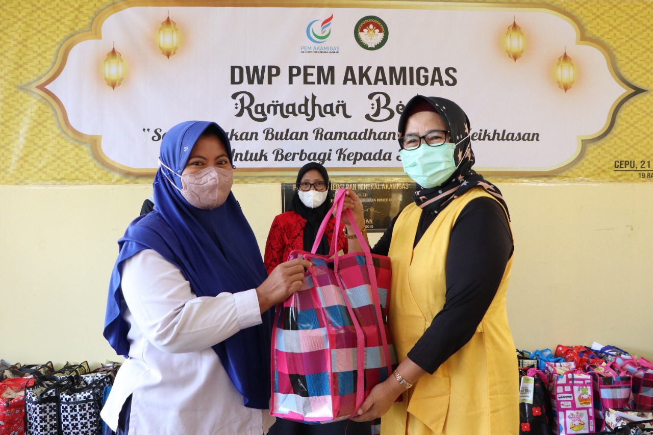 DWP PEM Akamigas Bagi-bagi 194 Paket Sembako