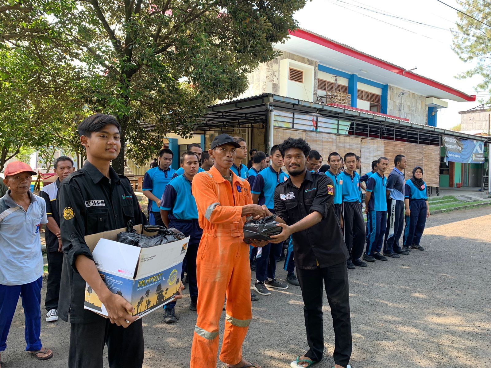 HMTM PEM Akamigas Berbagi Takjil di Bulan Ramadhan