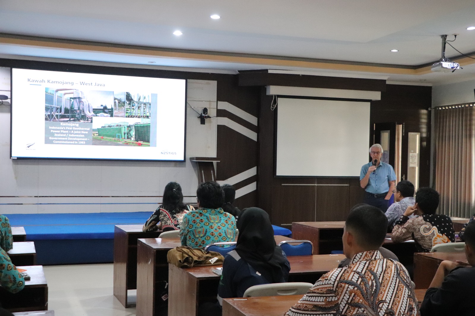 Bahasa Inggris Hukumnya Wajib Bagi Mahasiswa PEM Akamigas