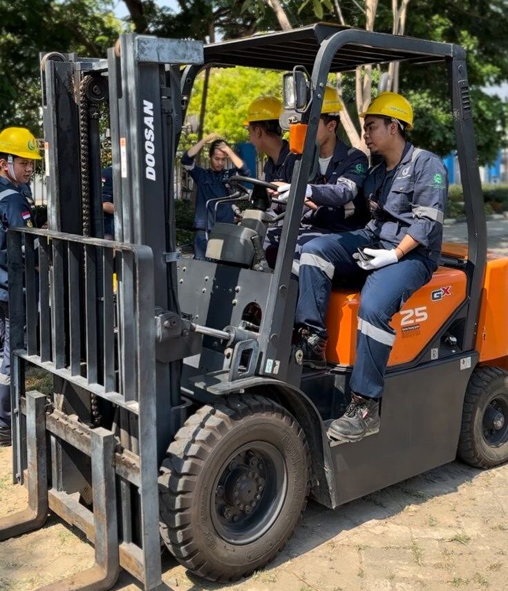 Mahasiswa Teknik Mesin Kilang Harus Bisa Mengoperasikan Forklift